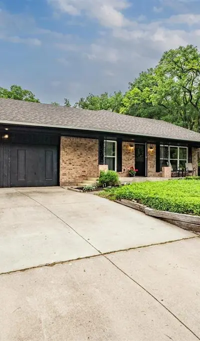 2610 Oak Cliff Lane, Arlington TX 76012 - Photo 2