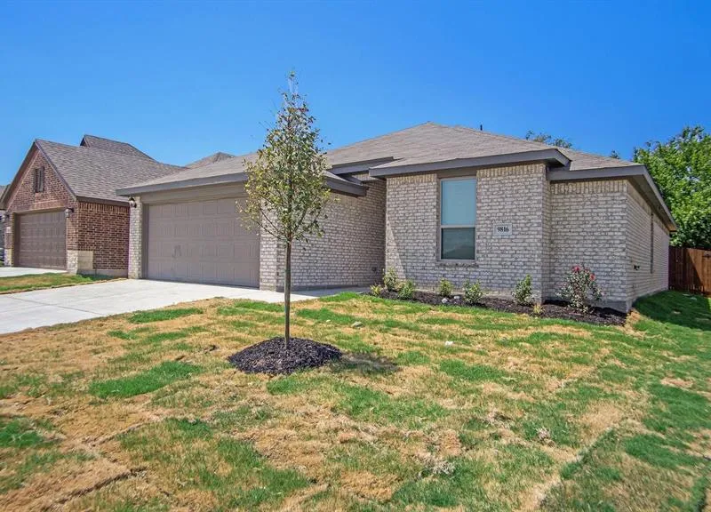 9816 Mescalbean Boulevard, Fort Worth TX 76036