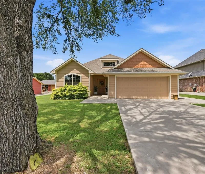 114 Sequoya Drive, Lake Kiowa TX 76240