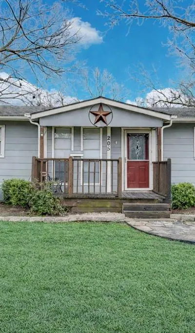 205 W Latimer Street, Ennis TX 75119