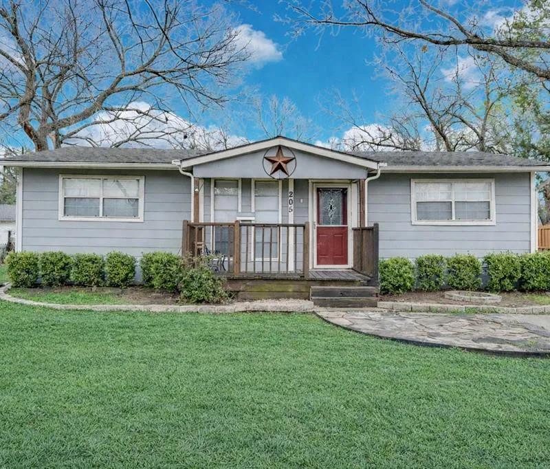 205 W Latimer Street, Ennis TX 75119