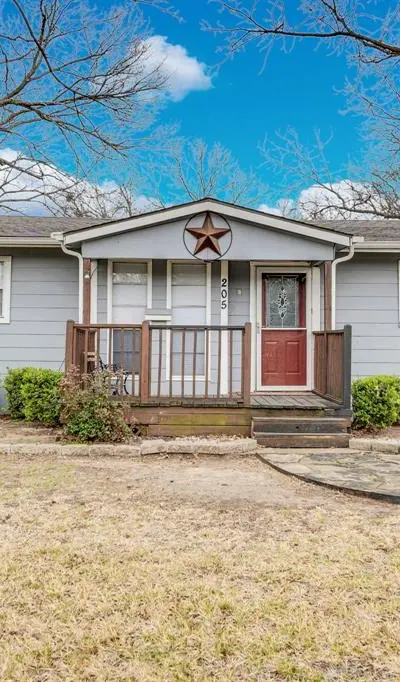 205 W Latimer Street, Ennis TX 75119 - Photo 2