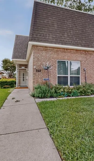 3113 Stonehenge Lane, Carrollton TX 75006 - Photo 2
