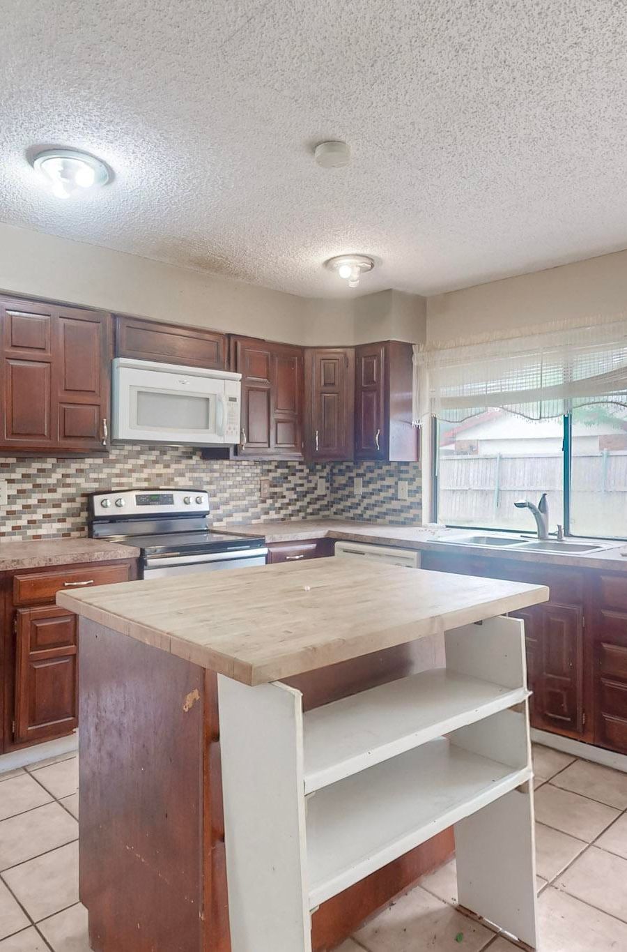 816 Cross Bend Rd Kitchen before